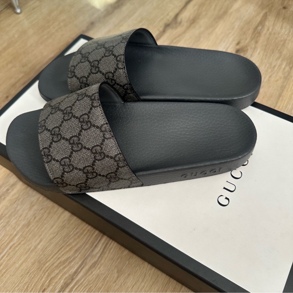 Gucci Monogram Pool Slides Size 7 Men’s/ Fits Womens Size 9-9.5